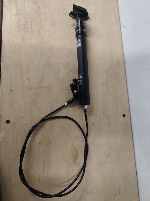 Sztyca regulowana Rock Shox reverb 30.9 mm, manetka w komplecie.