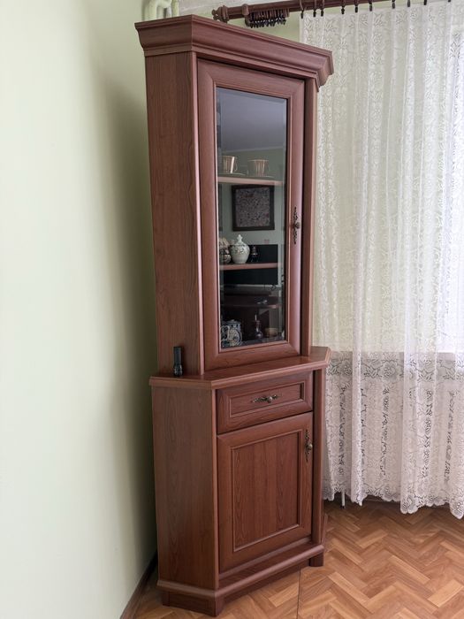 Wysoka szafka narożna