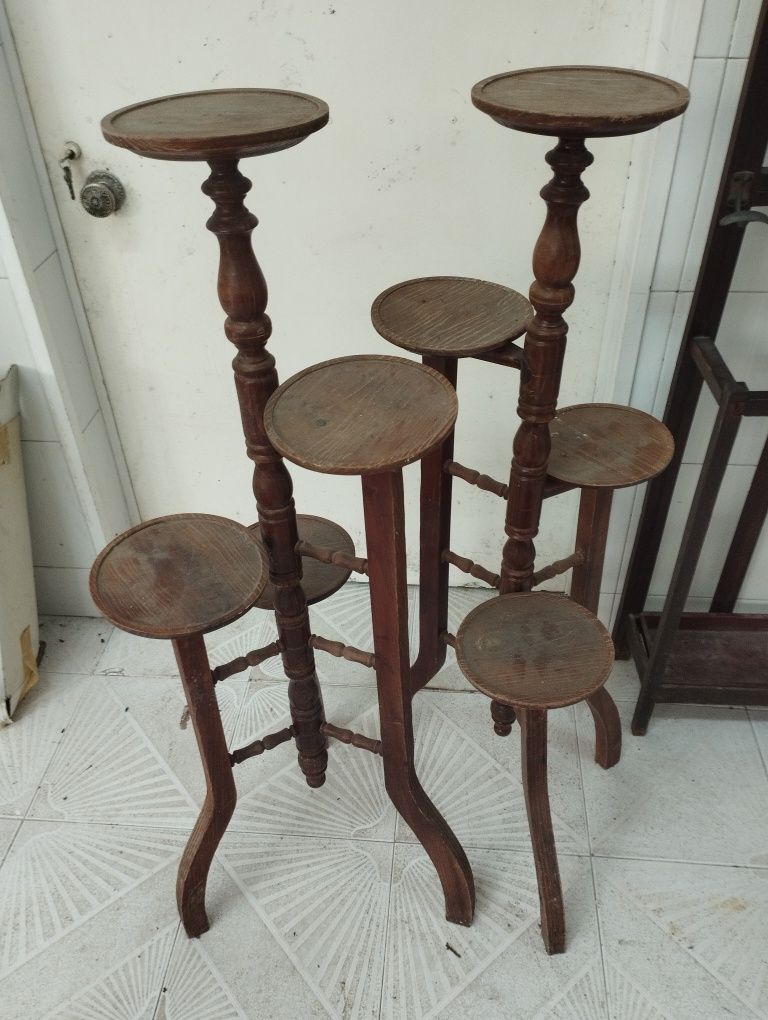 Cadeira, chapeleiro e suporte para vasos em madeira