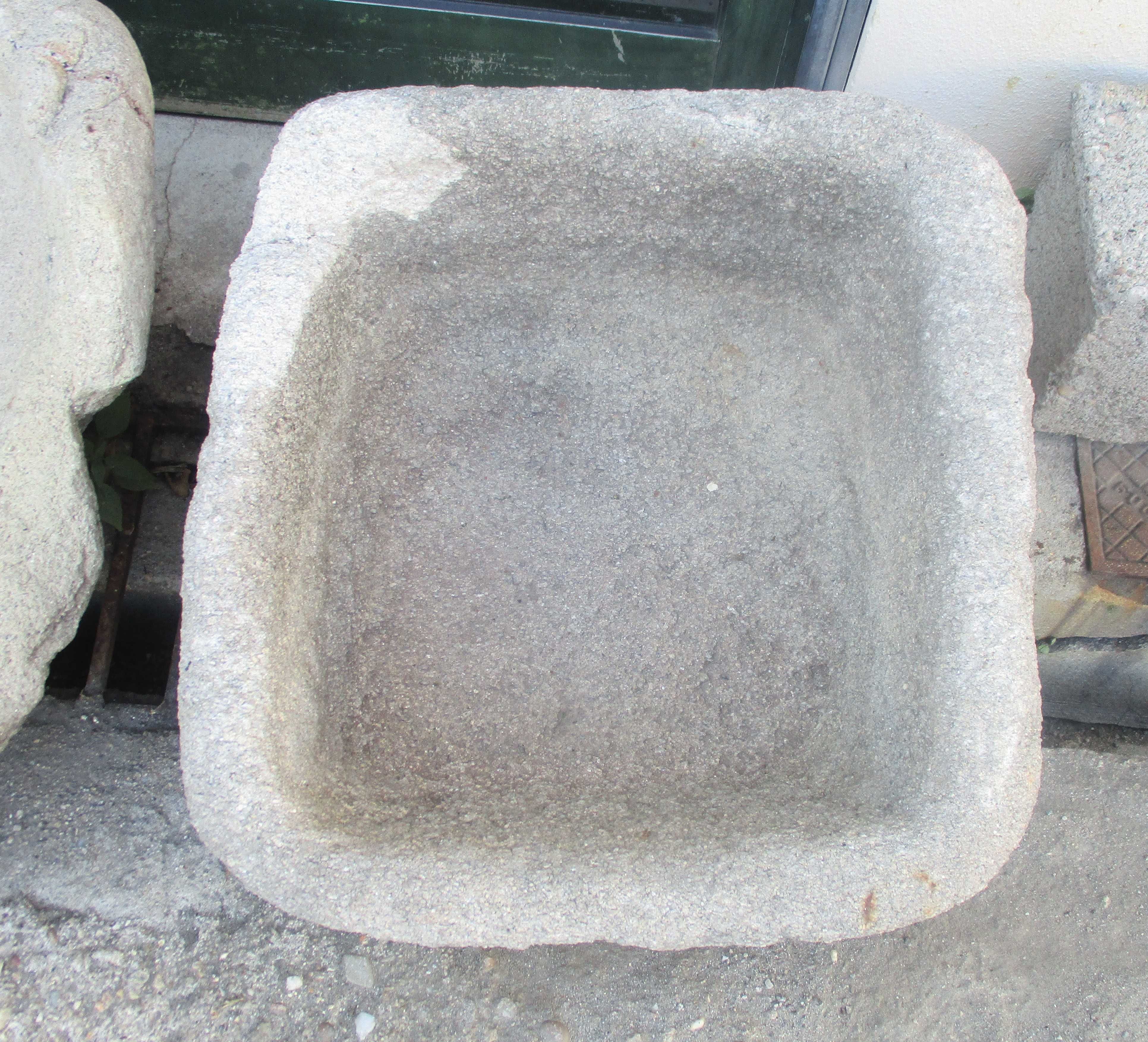 Antigas pias em pedra