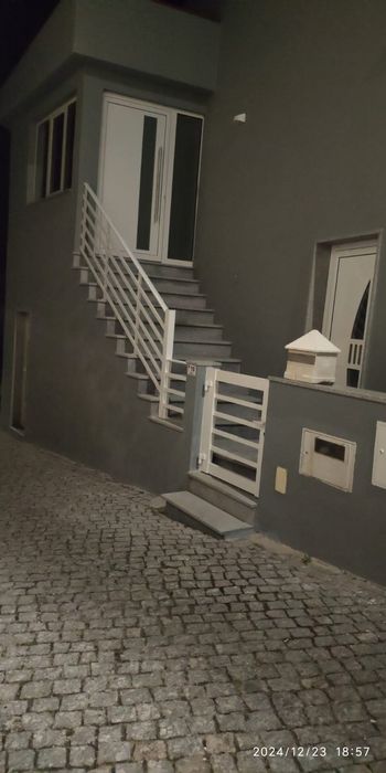 Alugo T1 , rés do chão de casa renovada