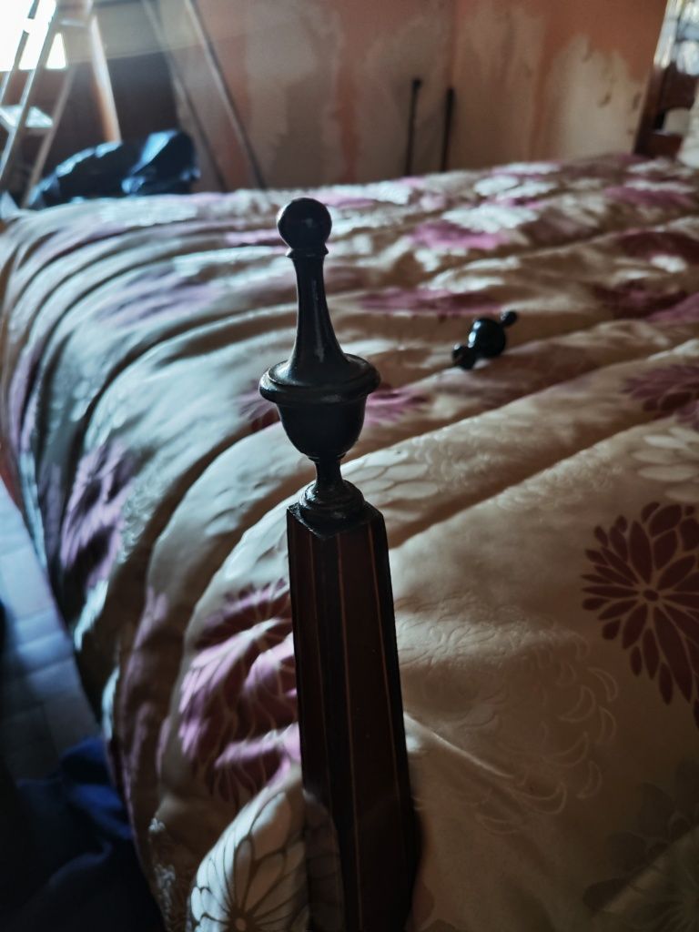 Cama clássica antiga