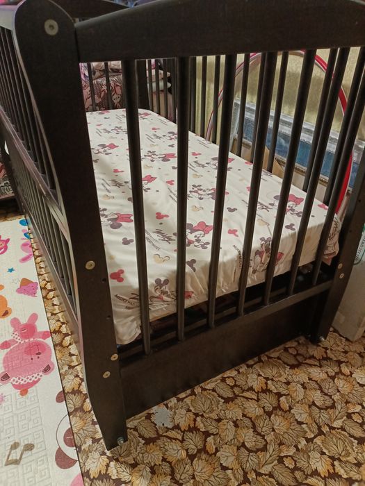 Дитяче дерев'яне ліжечко