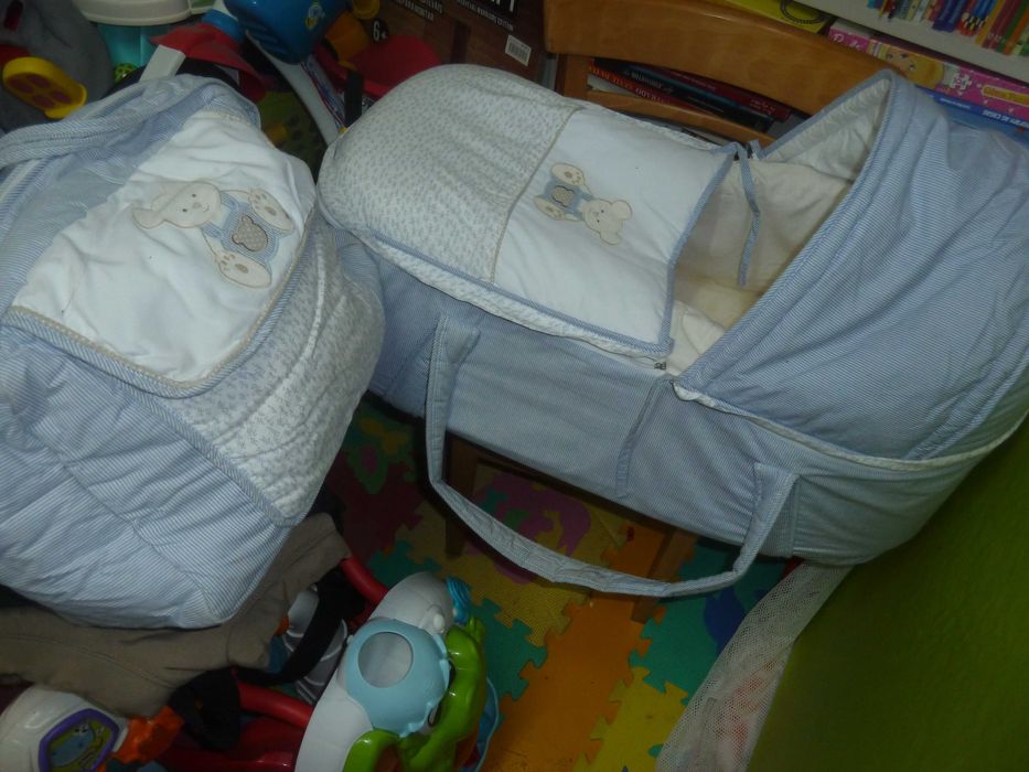 Alcofa de bebé e mala de maternidade