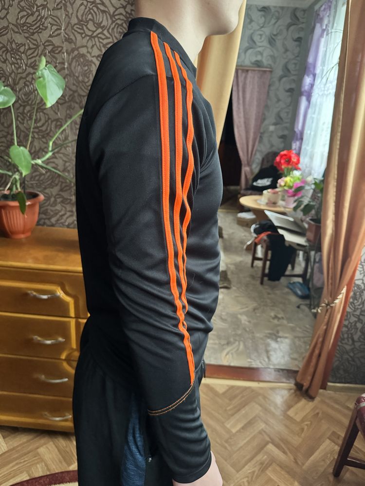 Продам кофту adidas.Розмір s.