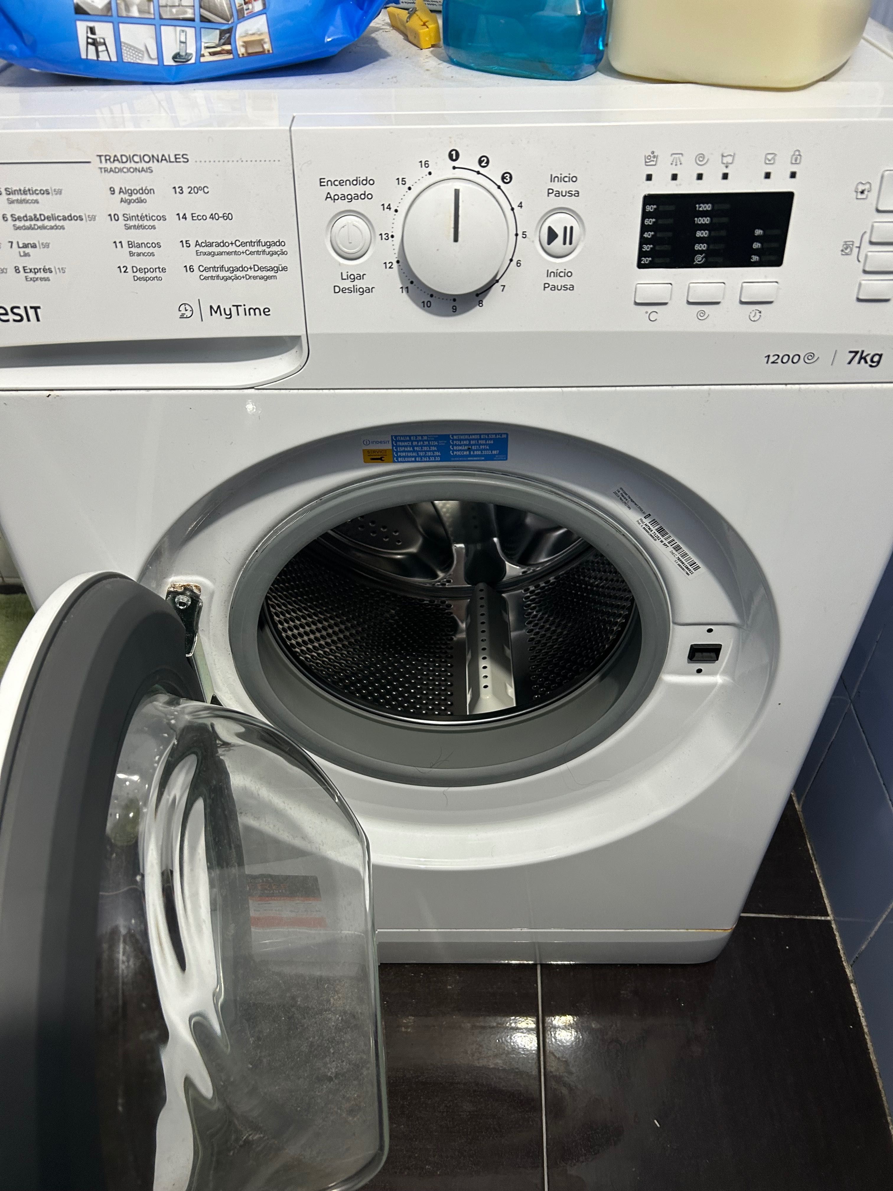 Máquina de lavar roupa c 1 ano Indesit