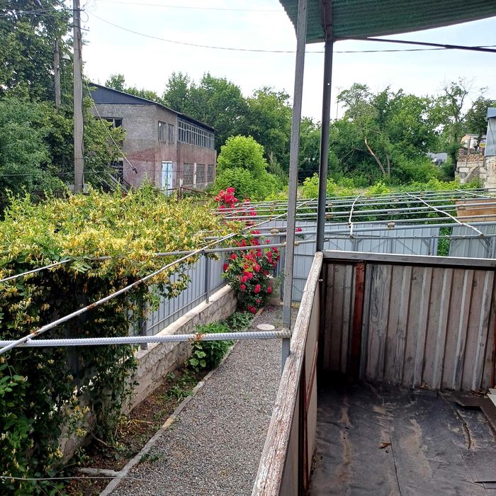 Продаж півбудинку,район центральних мостів,лодочної станції.