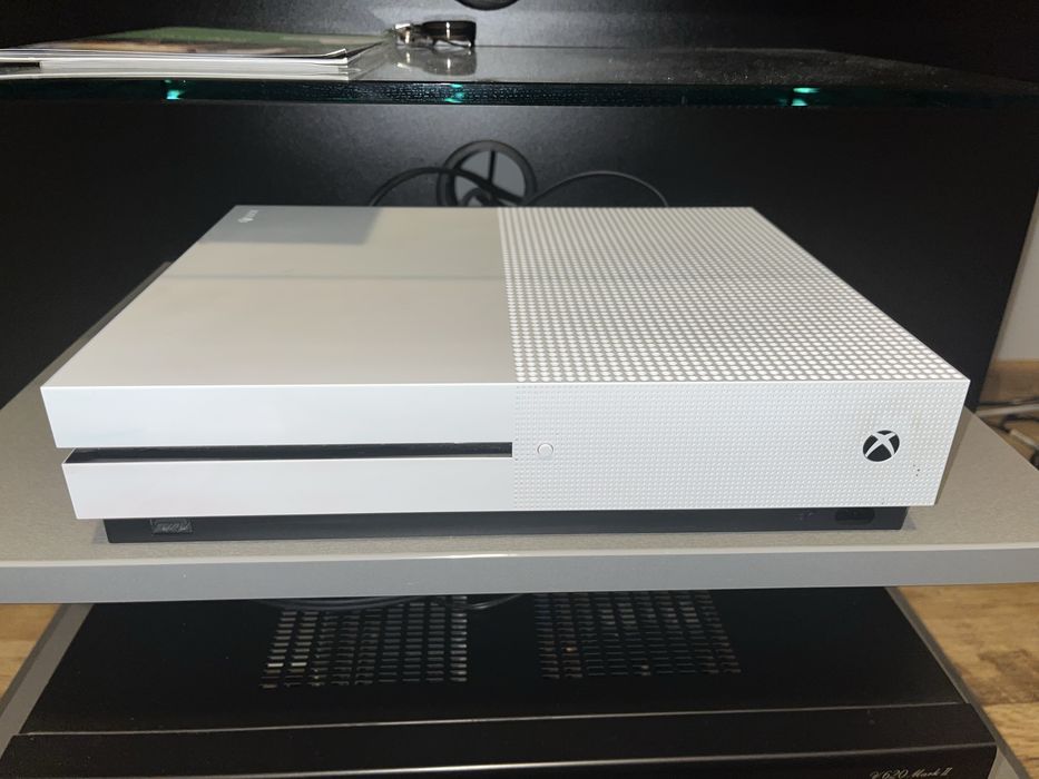 Xbox one s, 2 pady, 7 gier