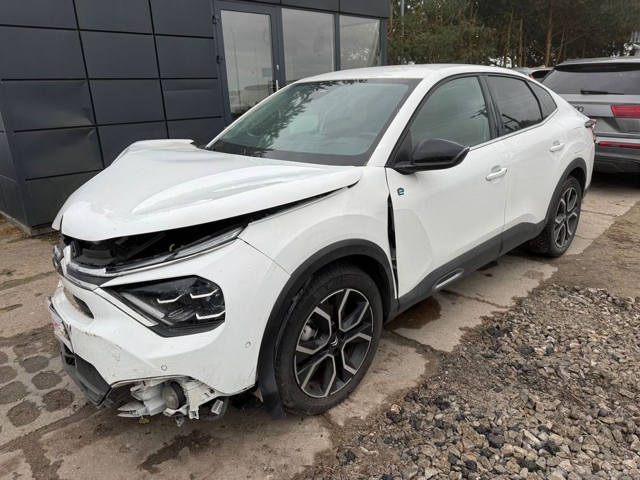 Citroën C4X e-C4X 2023r / elektryczny/ porusza się po placu/ elektryk z baterią