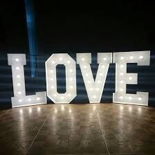 Podswietlany napis Love idealna dekoracja na wesele wynajem