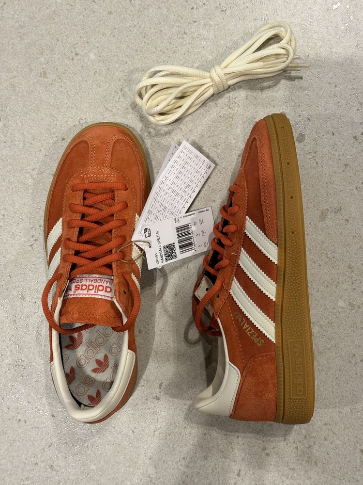 Adidas spezial коралового кольору us5,5