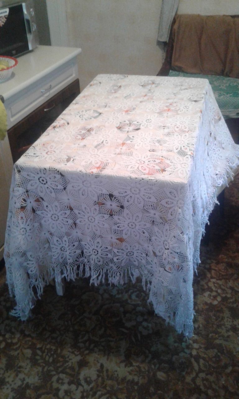 Текстиль,ручная вязка, есть с голубой окантовкой(т.е на краю скатерти)