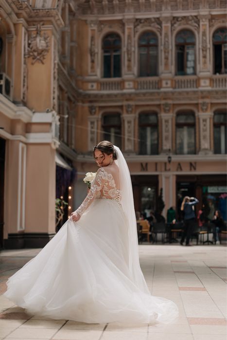 Весільна сукня зі шлейфом