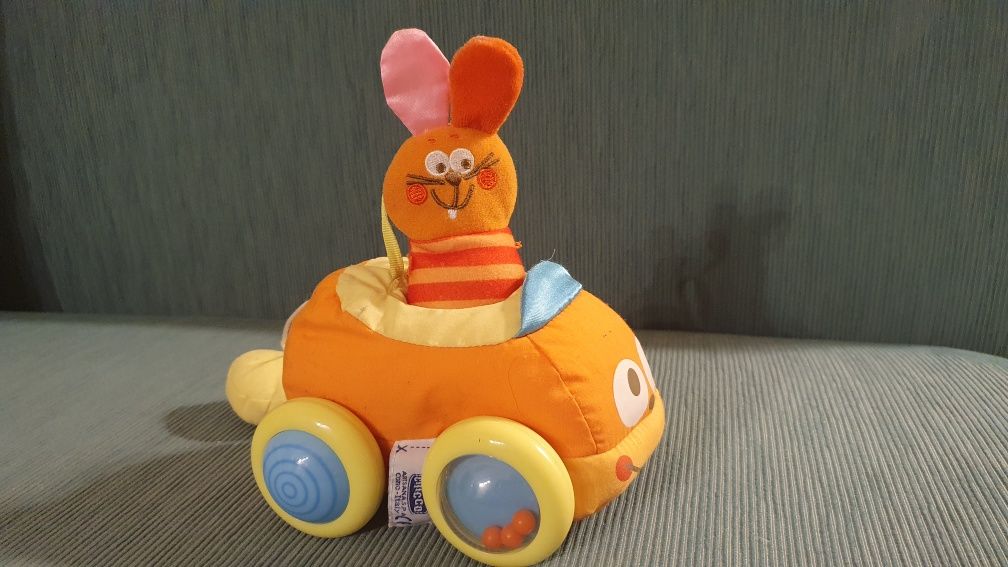 Chicco Autko z króliczkiem materialowa zabawka dla niemowłaka miękka