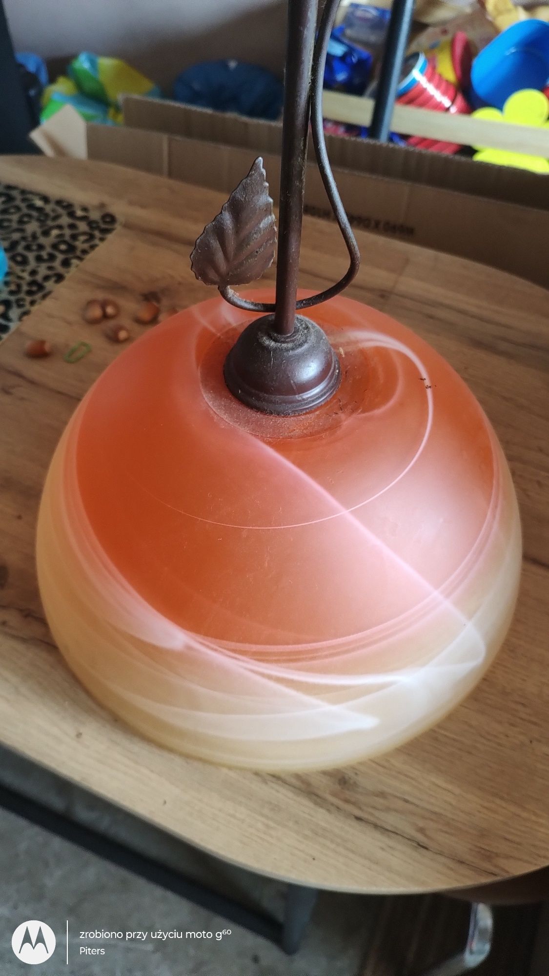Lampa wisząca pojedyncza.
