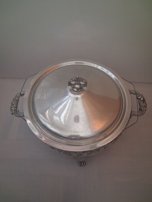 Antiga Terrina com Pyrex e Tampa em Casquinha