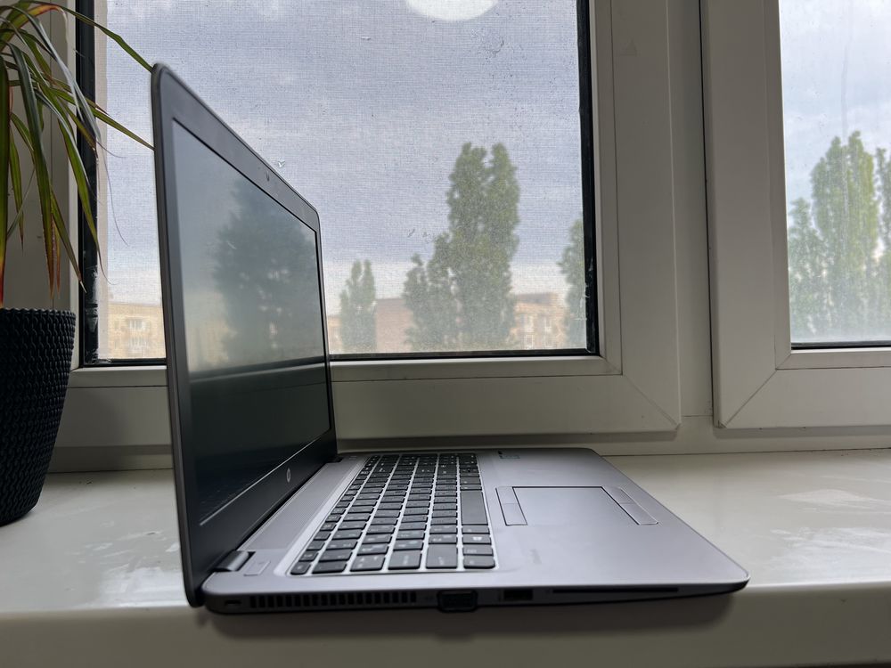 Ноутбук HP Elitebook l i7 6600 l r7 365m l 12gb ddr4 l ssd 256 m2 l