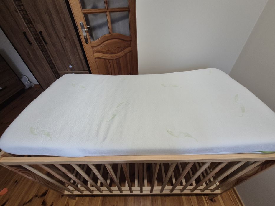 Łóżeczko z materacem