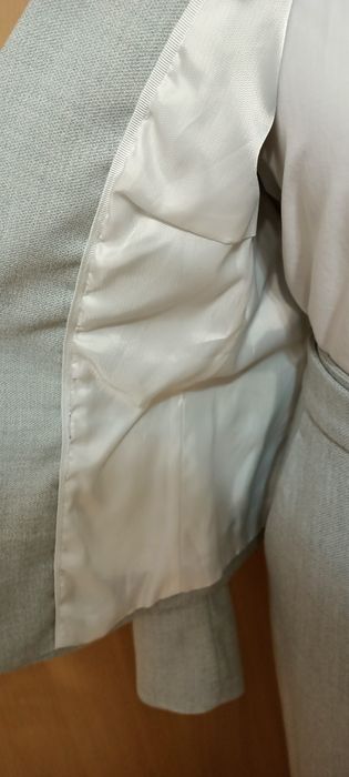 Garnitur damski w kolorze jasnej szarości