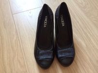 Nowe skorzane buty damskie firmy Vinceza.