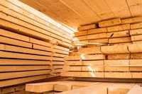Drewno budowlane na konstrukcje deski belki