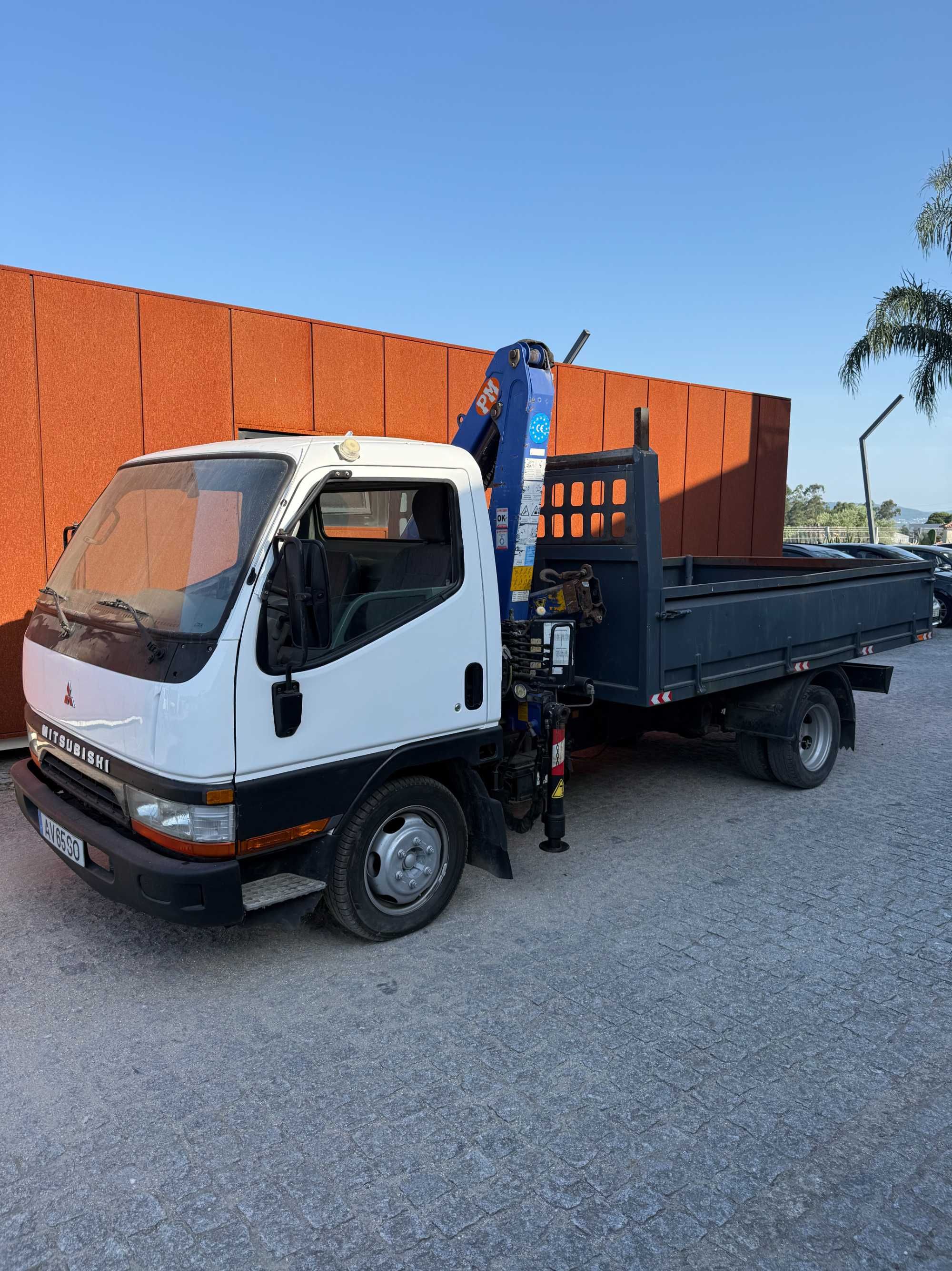 Mitsubishi Canter basculante com grua