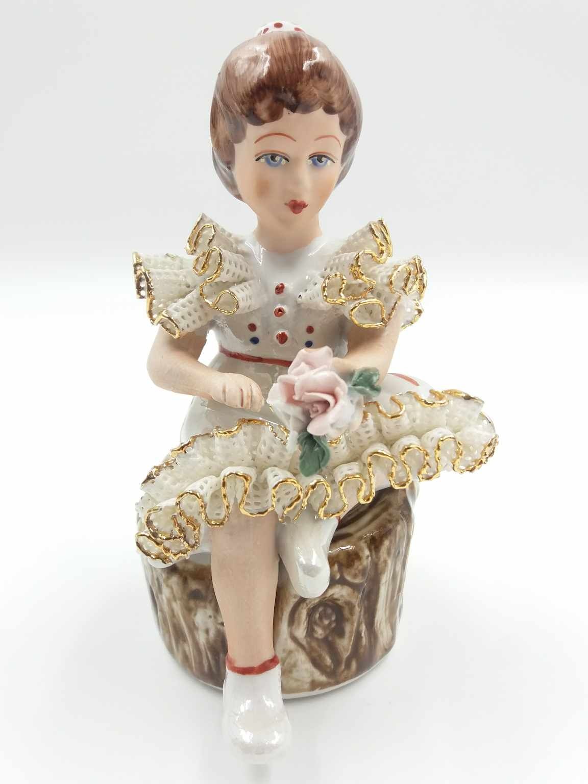 Piękna porcelanowa ażurowa ręcznie malowana figurka