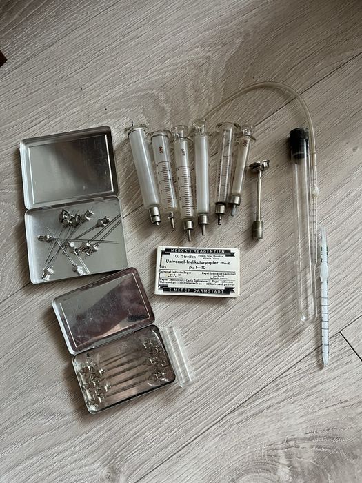 Stary kolekcjonerski zestaw laboratoryjny medyczny strzykawki igły