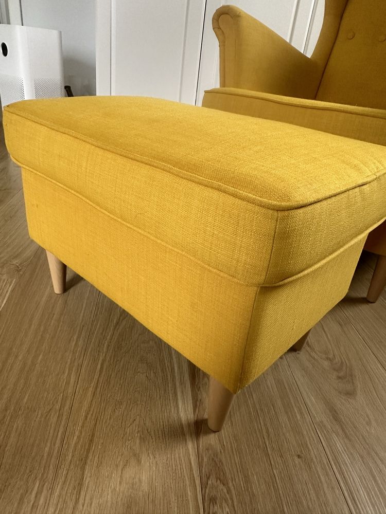 Żółty fotel uszak z podnóżkiem