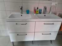 szafka łazienkowa z umywalką podwójną oraz armaturą KFA
