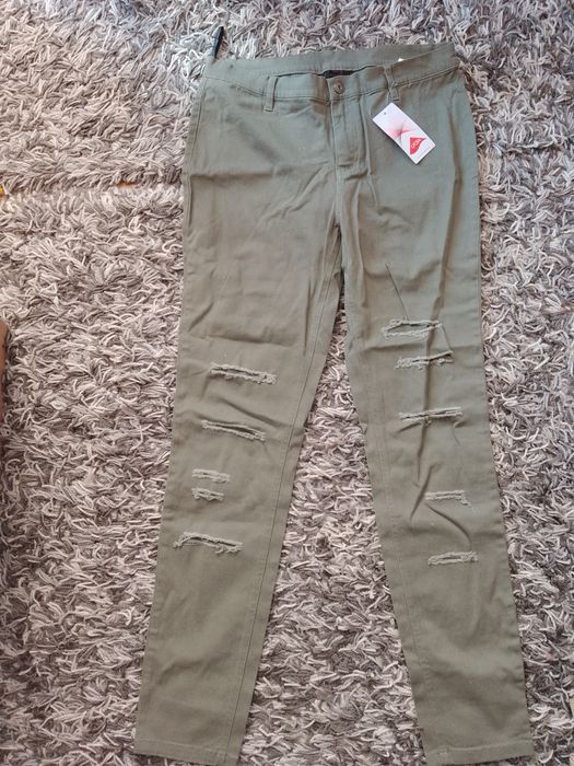 Spodnie z przetarciami dziurami khaki
