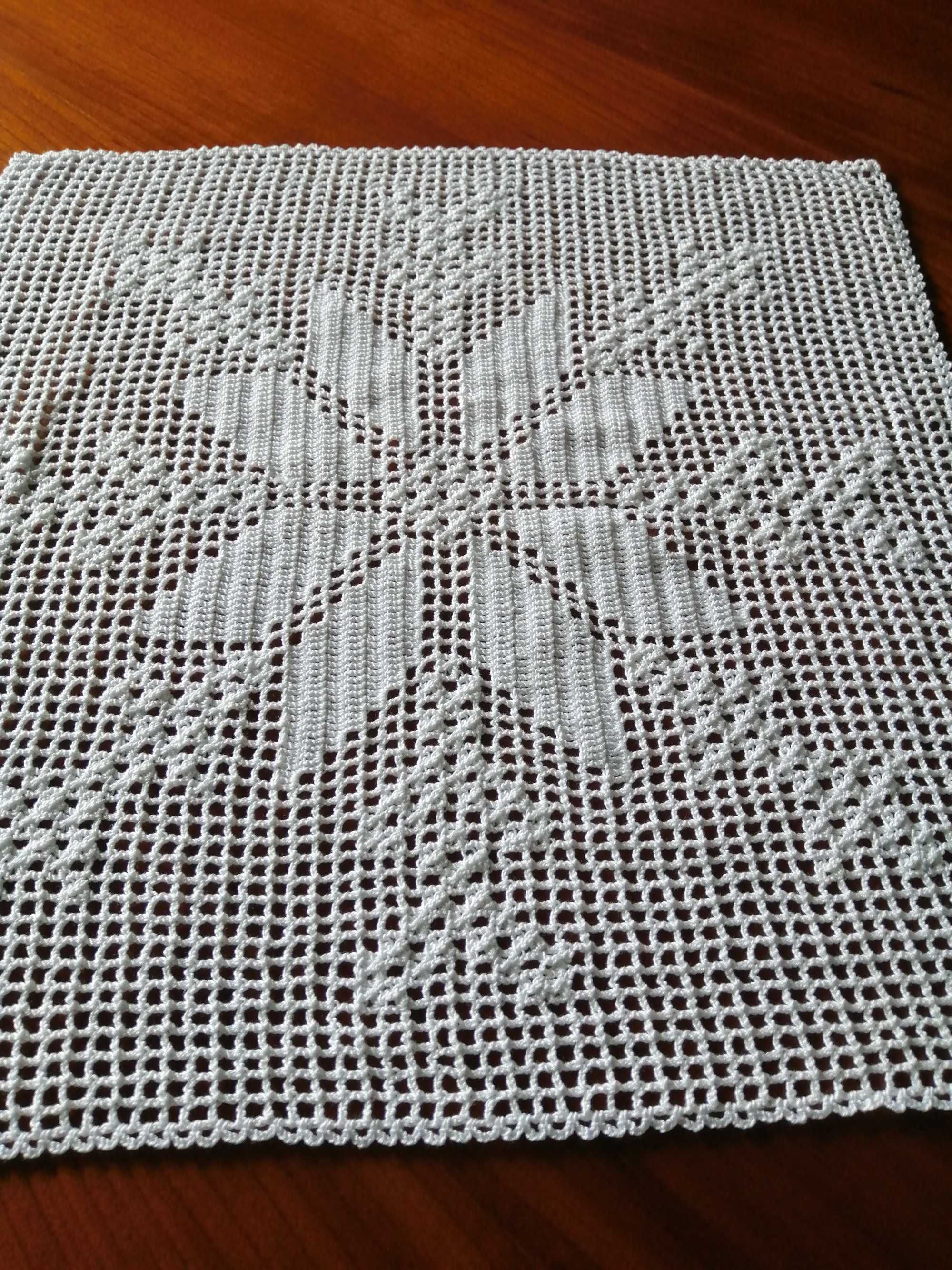 Naperon para mesa em crochet executado à mão