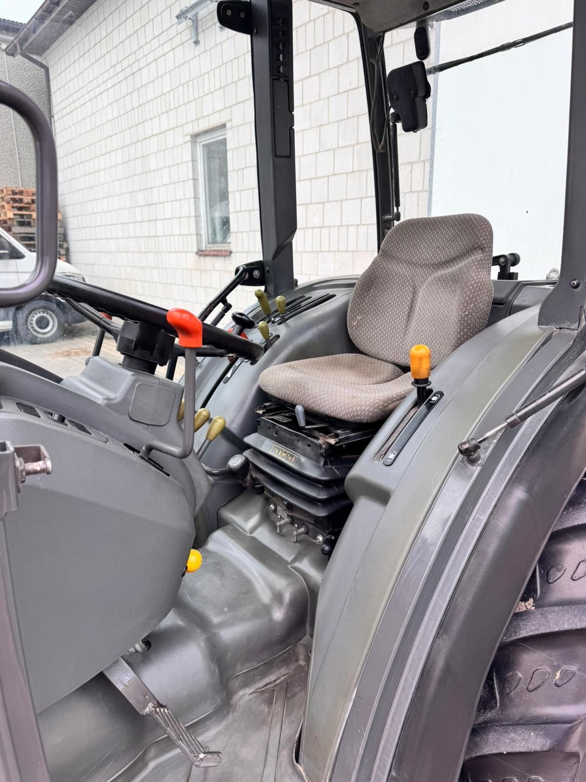 Ciągnik sadowniczy Claas Nectis 237ve sadownik.