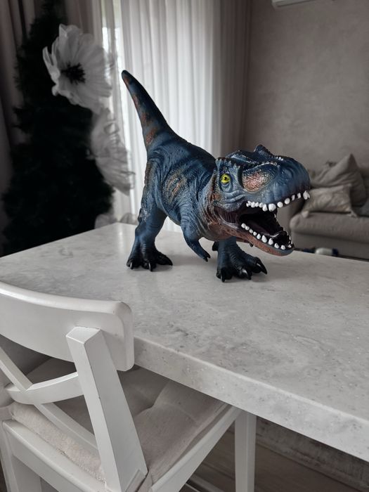 Динозавр великий новий