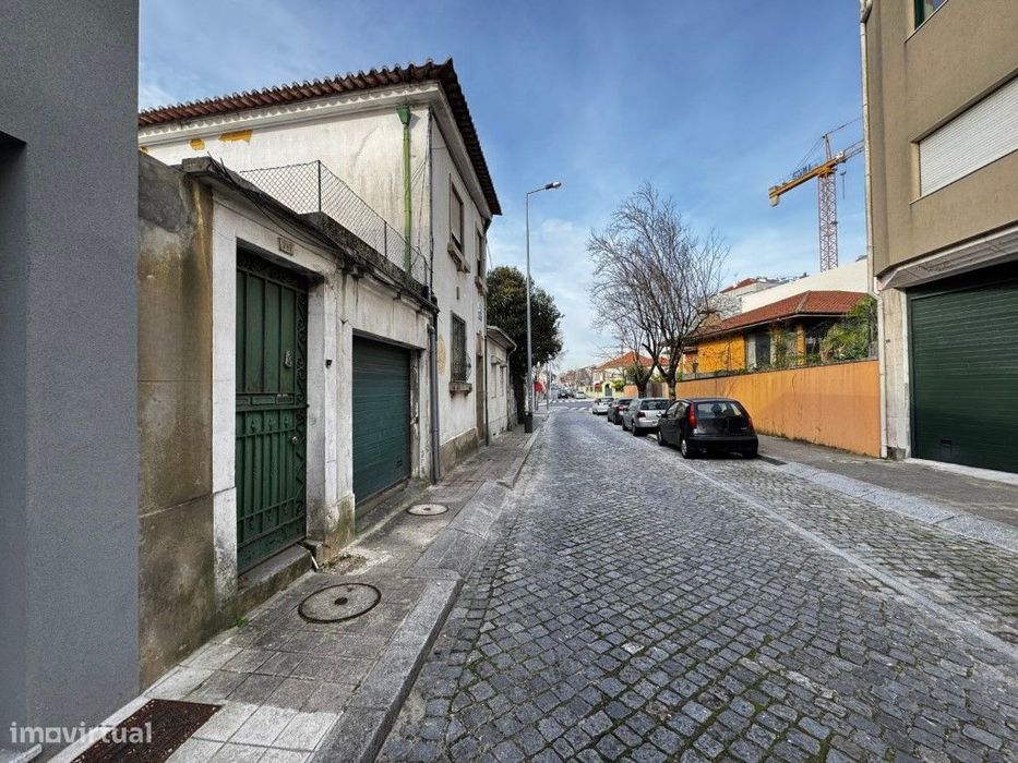 Moradia T7 com garagem, em São Mamede de Infesta.