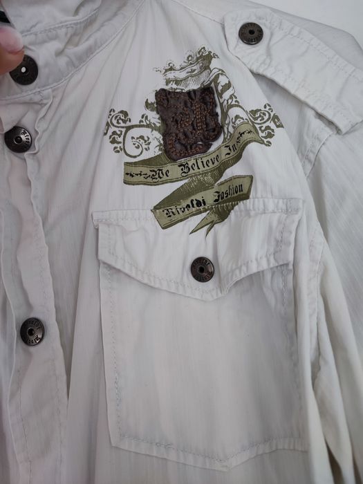 Koszula z oryginalnymi nadrukami