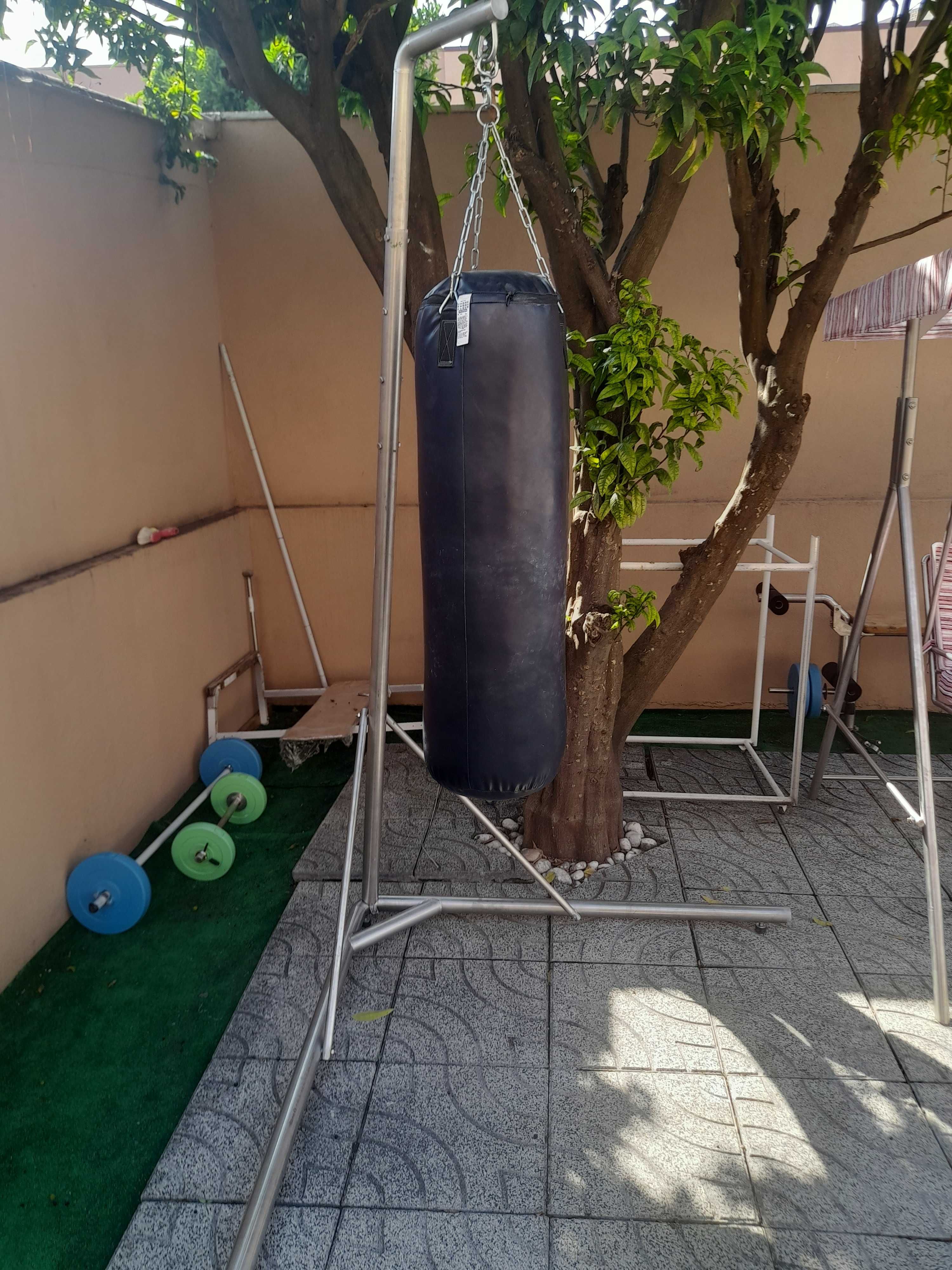 Suporte para saco de boxe