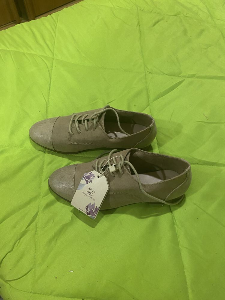 Sapatos novos com etiqueta