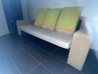 Sofá beje 3 lugares, 2 cama de solteiro ou 1 casal