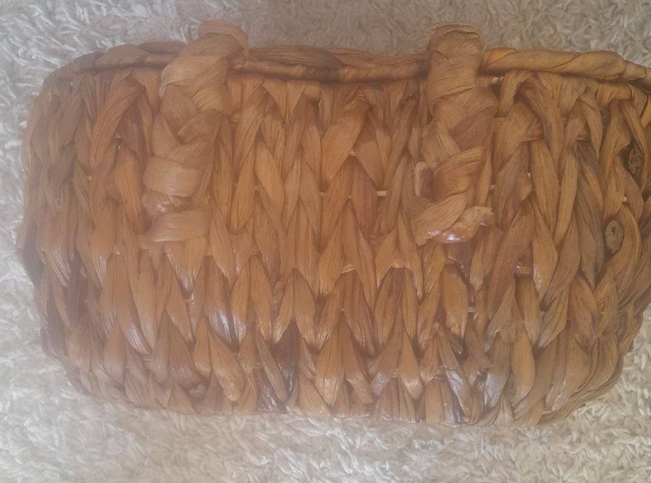 Vendo cesta com tampa de folha de bananeira em forma de coração