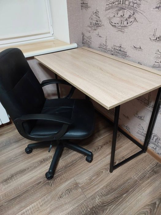 Комп'ютерний стіл з кріслом