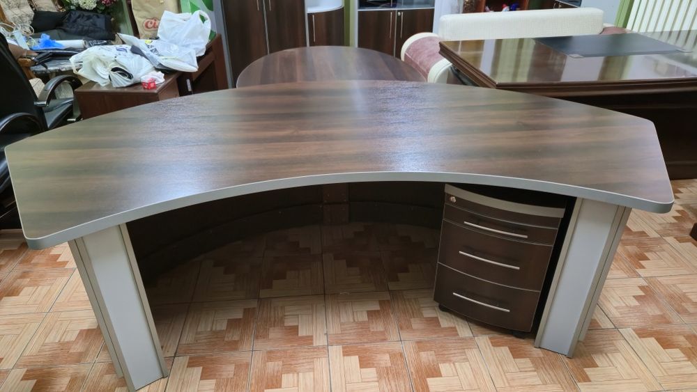 Продам стол офисный руководителя.