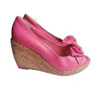 Buty na koturnie różowe zdobione kokardy