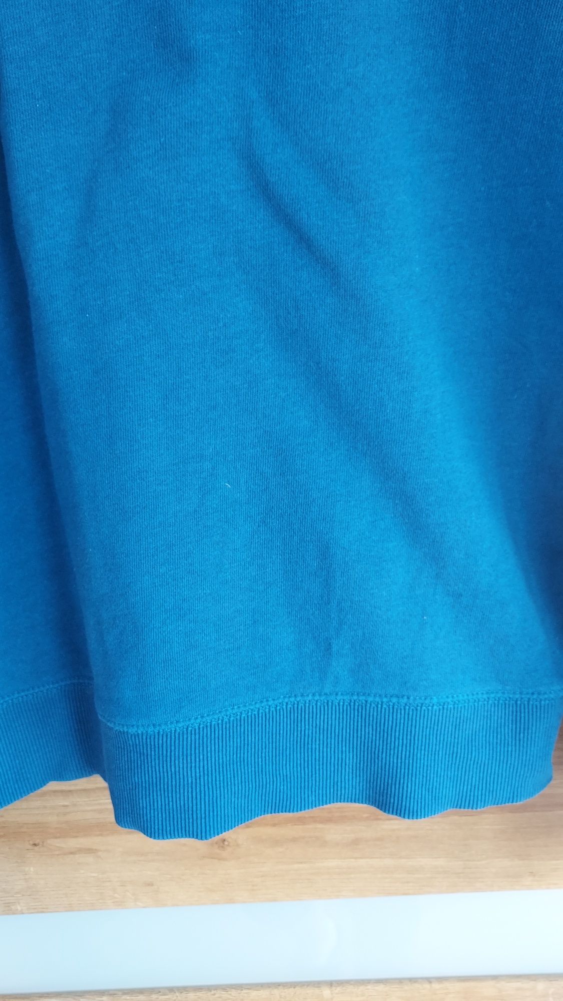 Niebieska bluza dresowa z kapturem i Biały t-shirt polo