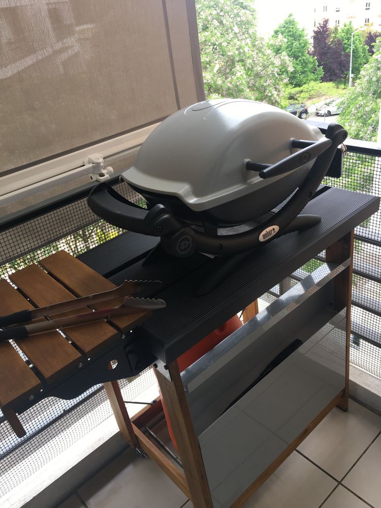 Churrasqueira WEBER gás + móvel de apoio.