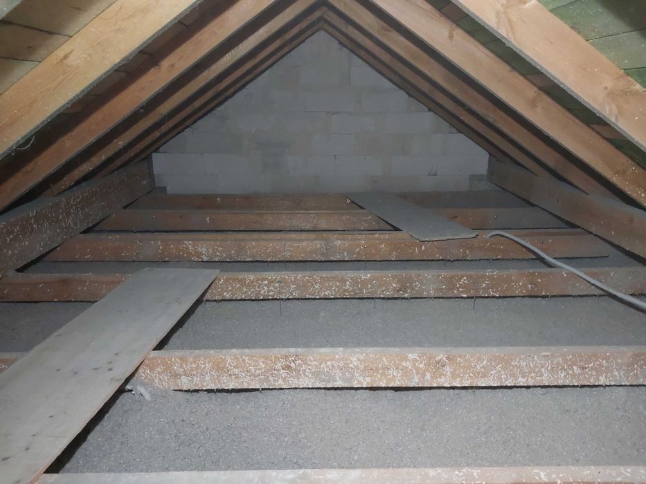 Ocieplenia poddaszy dachów celuloza, wełna drzewna, piana pur