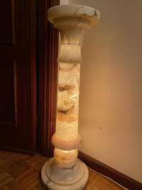 Coluna de mármore com luz