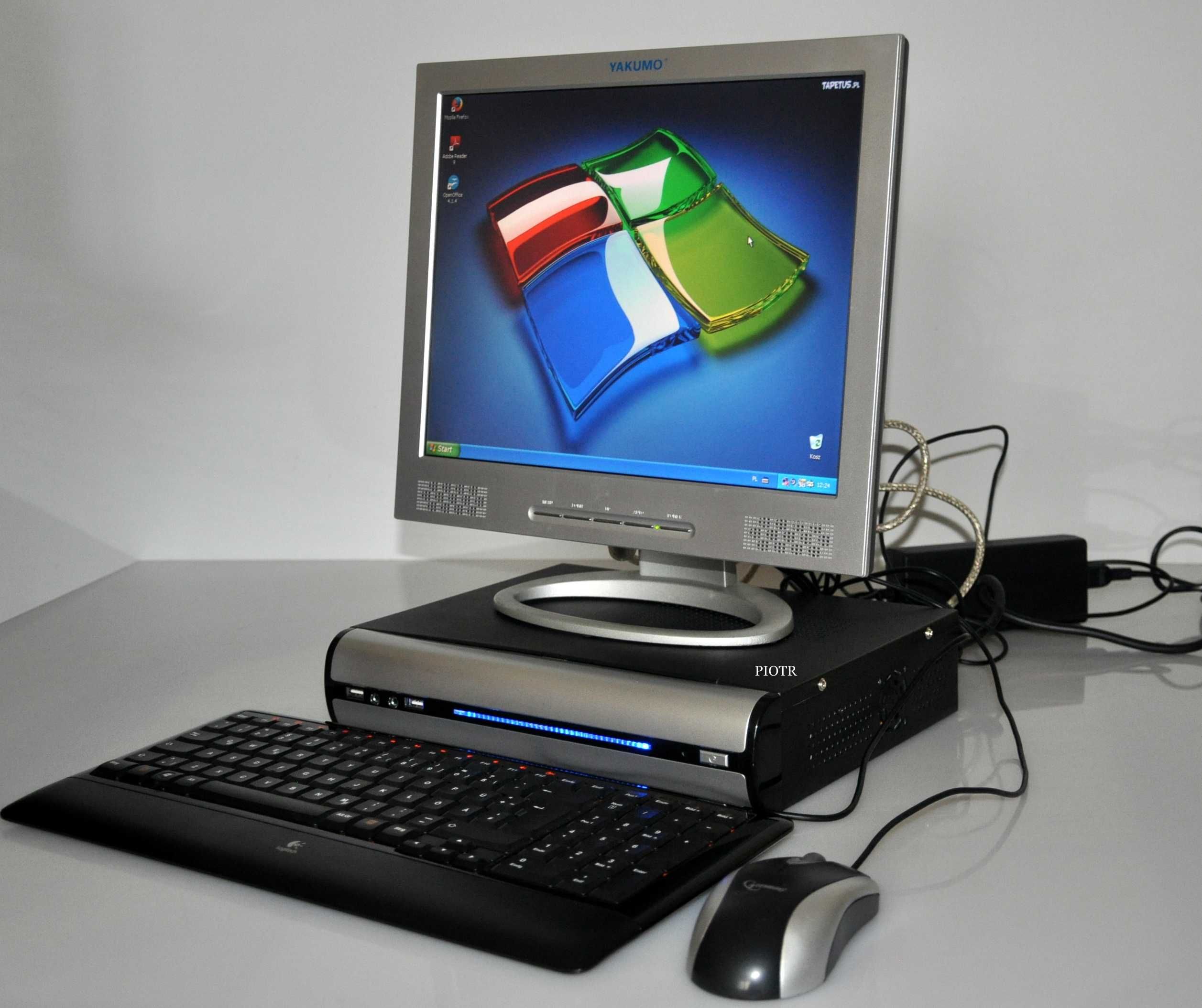 Komputer RETRO z monitorem LCD 14 " .