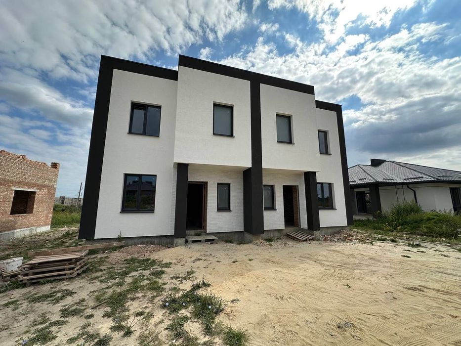 Продам сучасний двоян в м. Рівне. 1 лінія масиву Макарова.