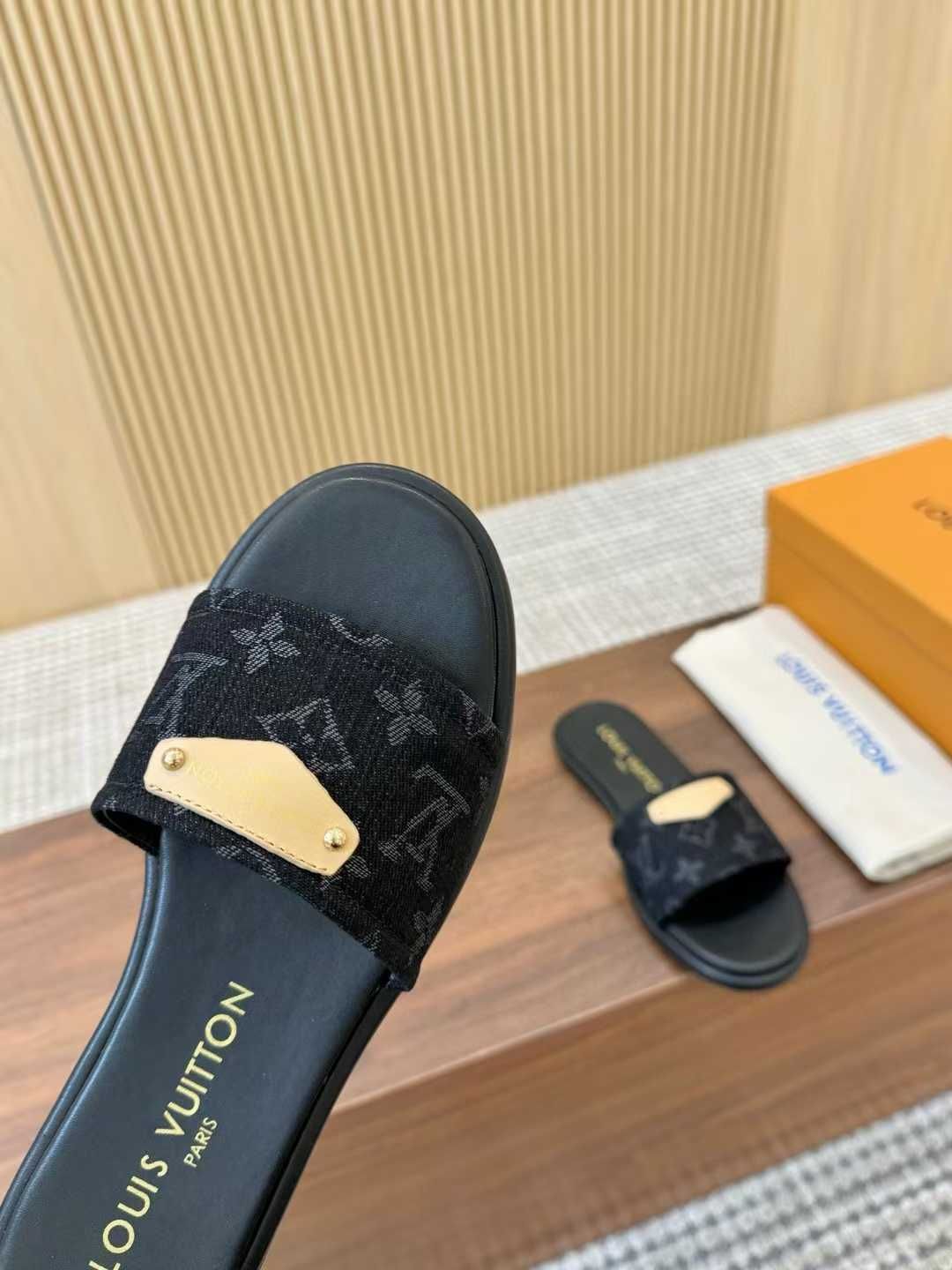 Louis Vuitton Buty, sandaly klapki, skora 060402